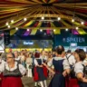 Pessoas dançando em trajes típicos alemães na Oktoberfest Blumenau 2024