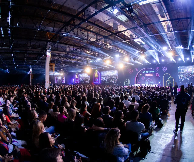 Imagem mostra palco do RD Summit, que promete uma edição de 2024 cheia de interações