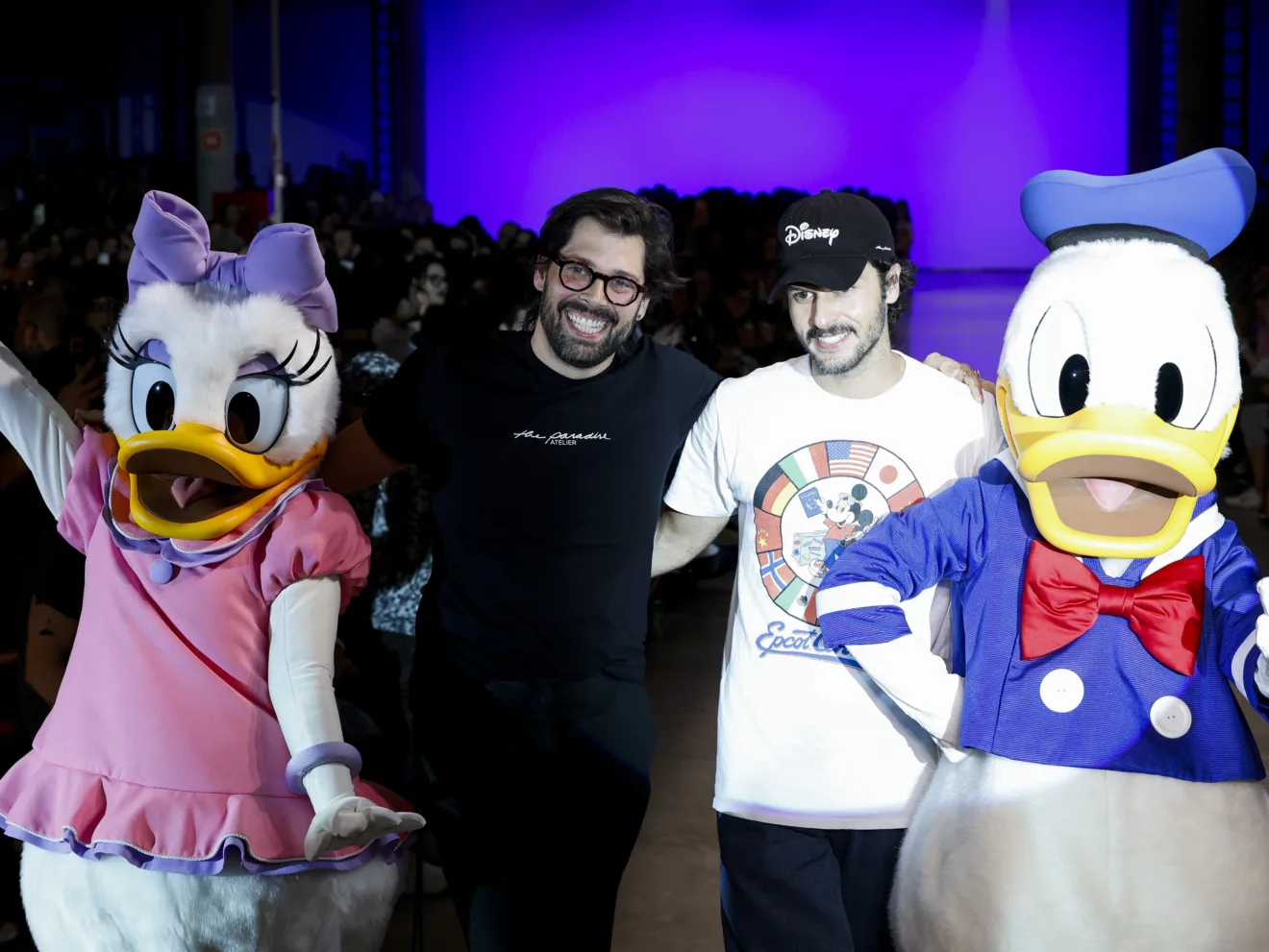 Imagem mostra o Pato Donald e a Margarida, da Disney, celebrando 90 anos do personagem