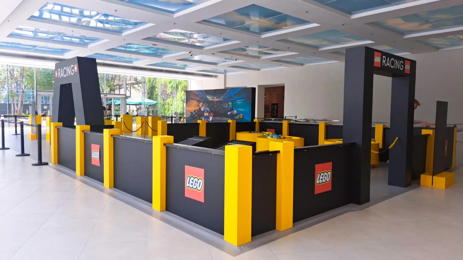 Evento Lego Racing tem exposição de minicarros e oficina para crianças