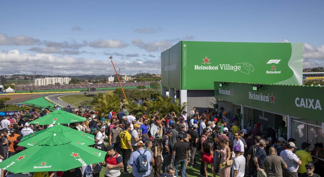 Foto mostra público presente na Heineken Village, em 2022