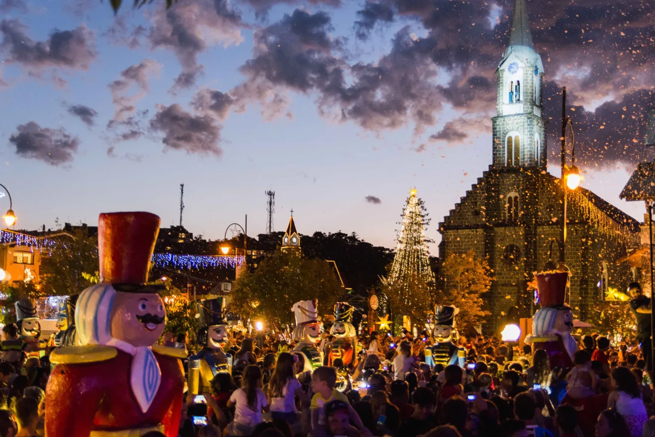 Imagem panorâmica do festival de Natal em Gramado, do qual a Kia é patrocinadora