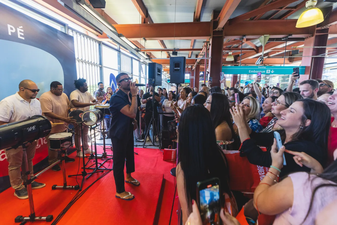 Imagem mostra parte de pocket show surpresa com Diogo Nogueira, na Estação Pinheiros, promovido pela Havaianas