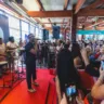 Imagem mostra parte de pocket show surpresa com Diogo Nogueira, na Estação Pinheiros, promovido pela Havaianas