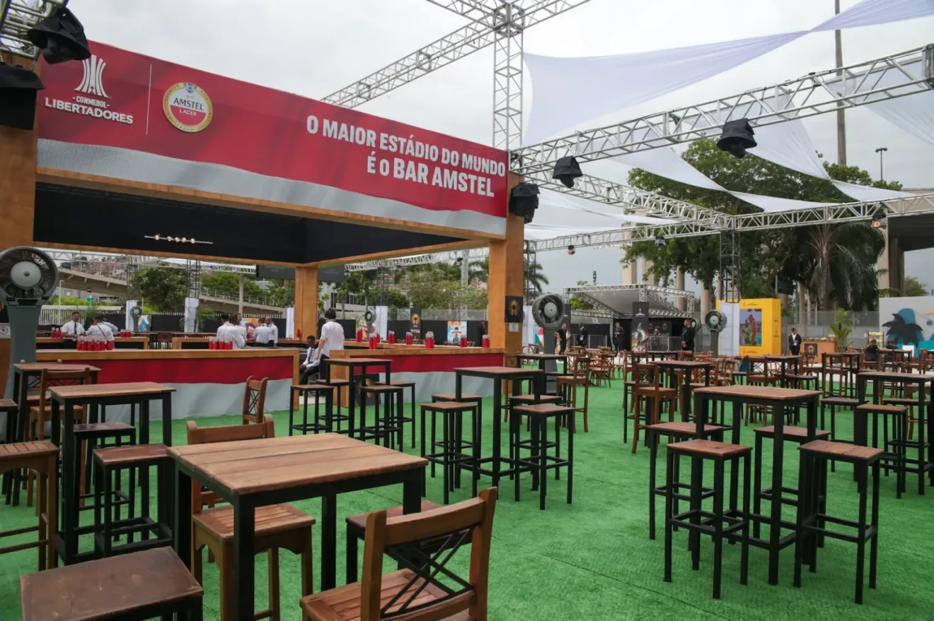 Imagem de uma das fan fests da Amstel para a Libertadores, antes do evento começar