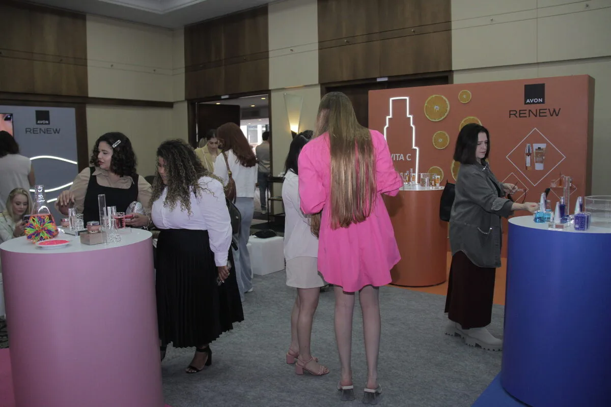 Foto mostra imagens do evento da Avon em Curitiba