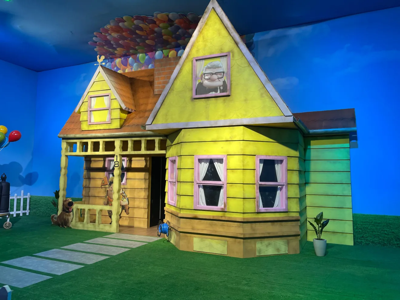 Casa de Up Altas Aventuras no cenário do Mundo Pixar em Curitiba