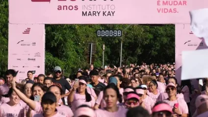 Imagem mostra abertura da Corrida promovida pela Mary Kay