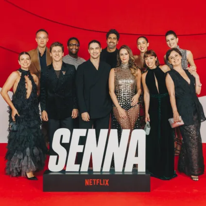 Imagem mostra elenco da série "Senna", que teve premiere pela Netflix