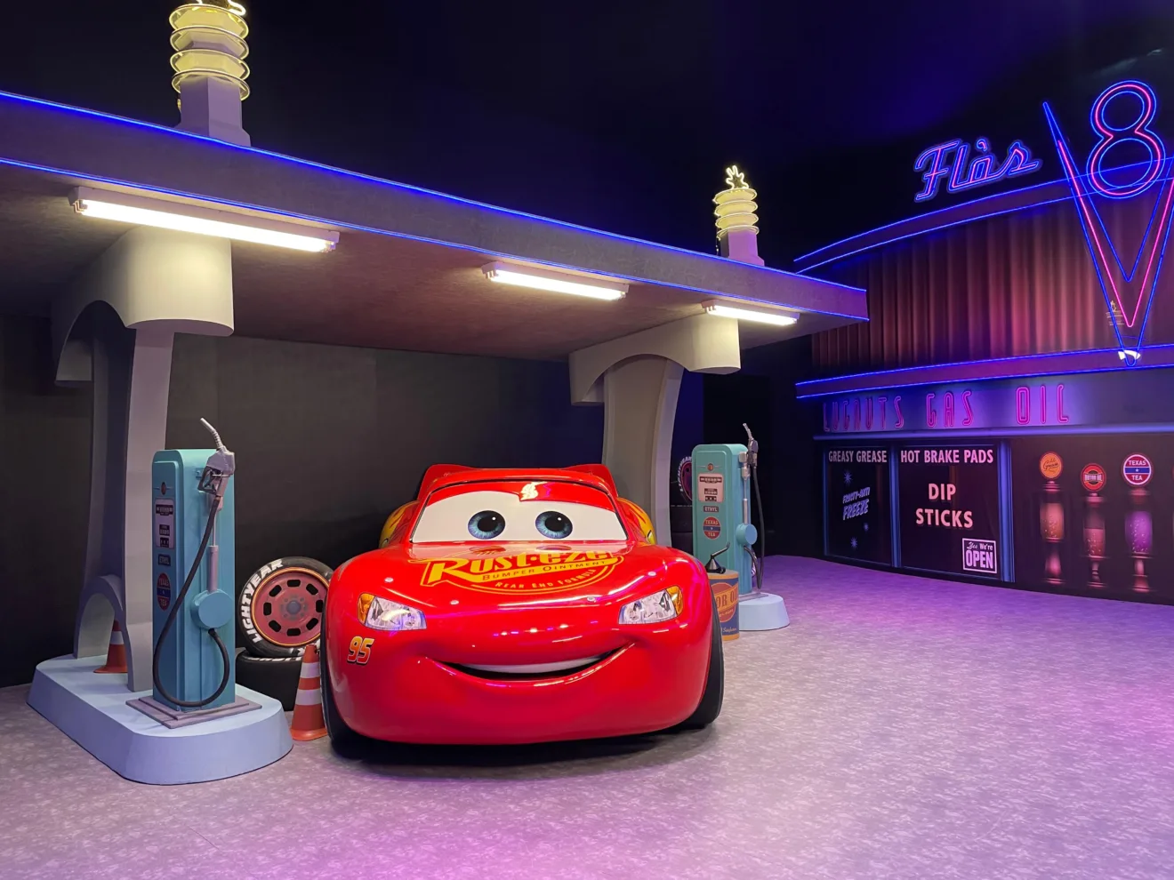 Cenário do filme Carros na experiência Mundo Pixar em Curitiba