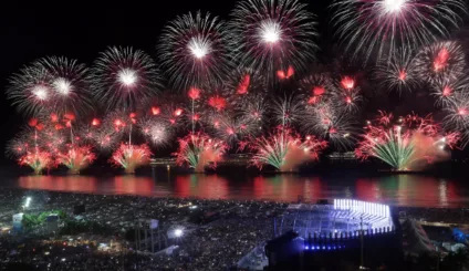 Imagem mostra queima de fogos do Réveillon do Rio de Janeiro