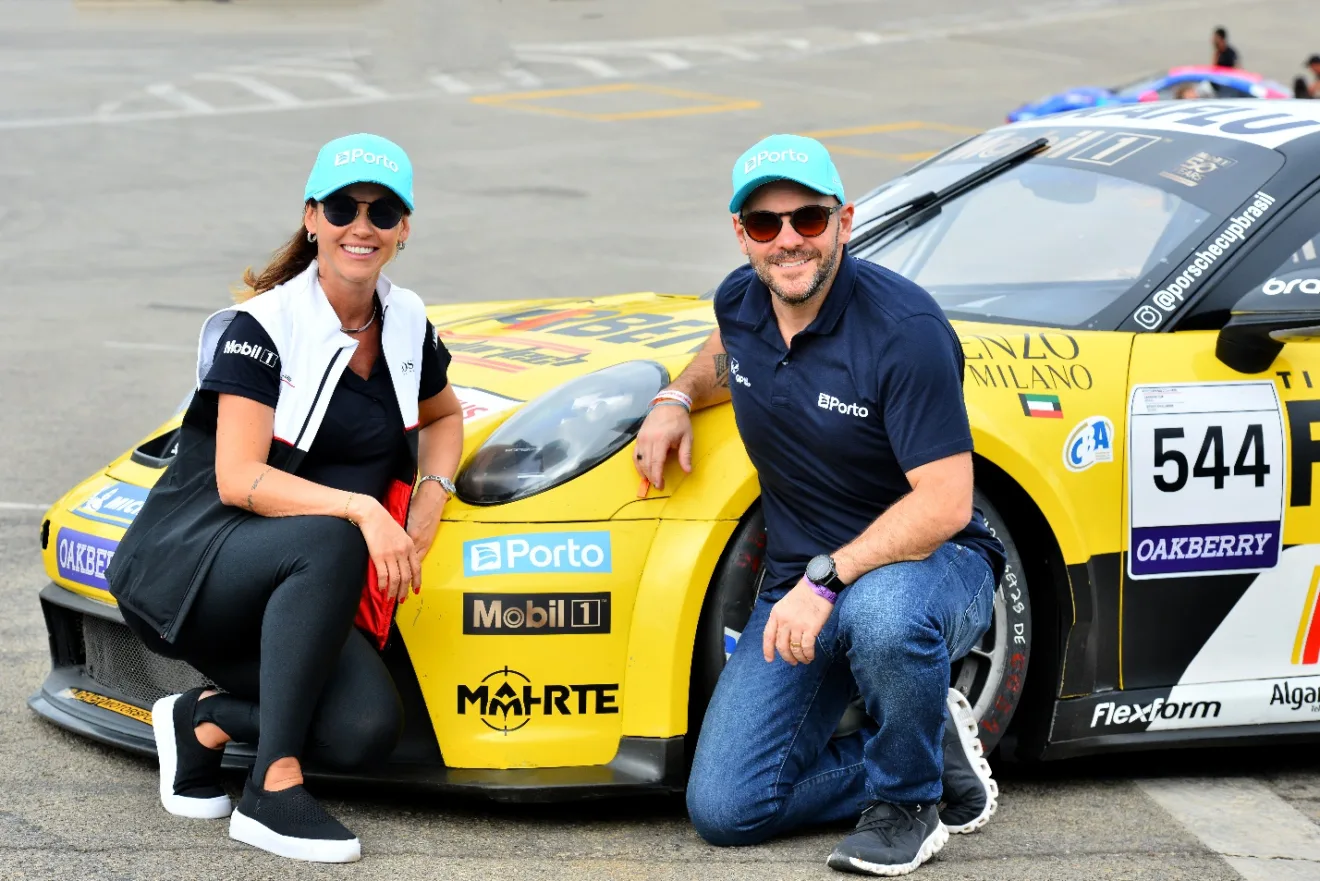 Da esquerda para a direita: Regina Franzé, Diretora de Marketing e Eventos da Porsche Cup e Luiz Arruda, VP Comercial e Marketing da Porto