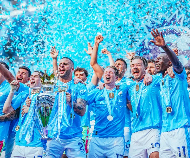 Imagem mostra time britânico Manchester City, celebrando um de seus inúmeros troféus