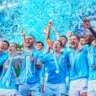 Imagem mostra time britânico Manchester City, celebrando um de seus inúmeros troféus