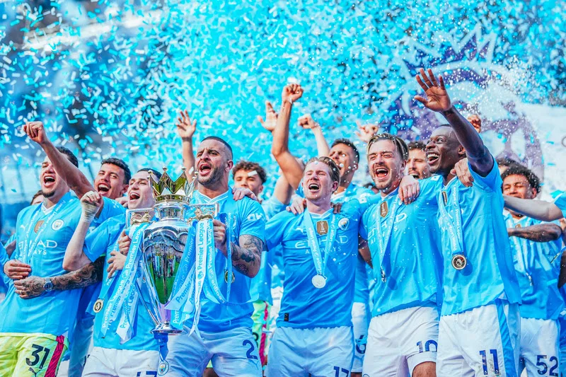 Imagem mostra time britânico Manchester City, celebrando um de seus inúmeros troféus