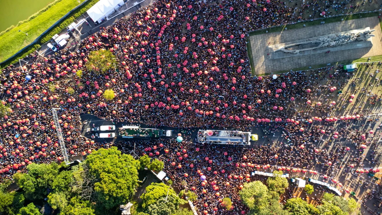 Carnaval de rua de São Paulo em 2024 reuniu multidões em volta de trio da Brandtruck