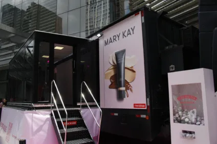 Mary Kay leva ação interativa em caminhão rosa na Av. Paulista