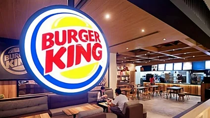 Imagem mostra o logotipo do Burger King em frente a uma de suas principais lojas