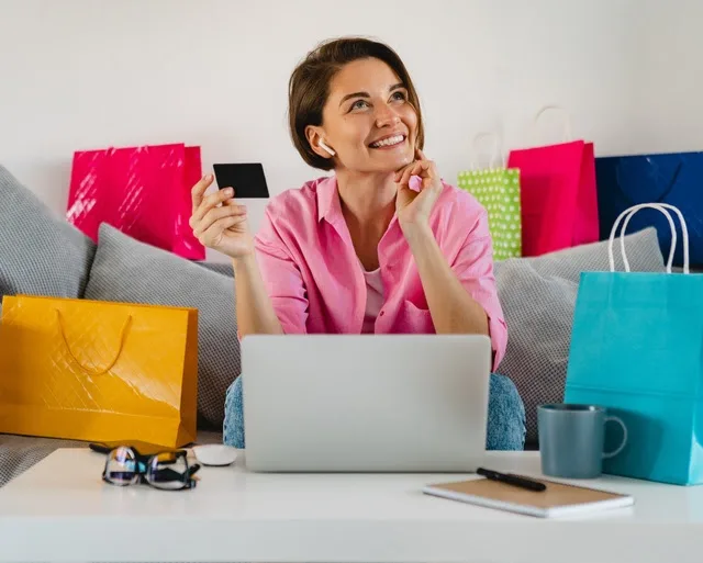 Imagem mostra uma mulher rodeada por sacolas, simbolizando Black Friday e cupons de desconto
