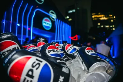 Imagem mostra uma lata de Pepsi Black com a nova identidade visual