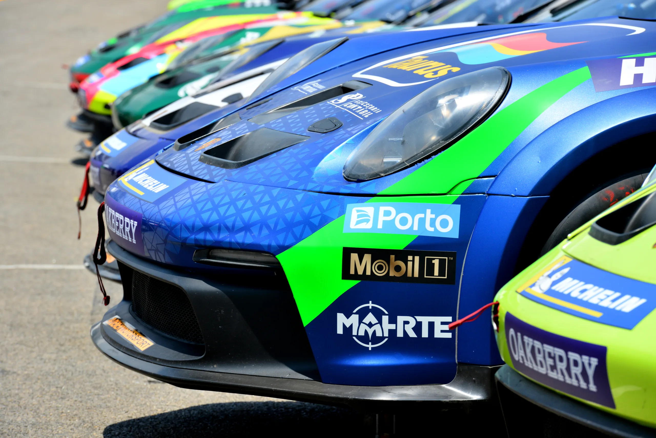 Porto patrocina campeonatos de automobilismo e tem a marca gravada nos carros