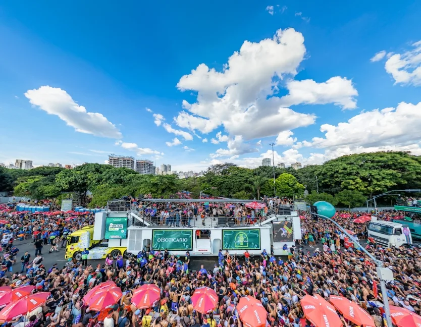 Trio elétrico da Brandtruck teve naming rights de o Boticário no Carnaval de rua 2024