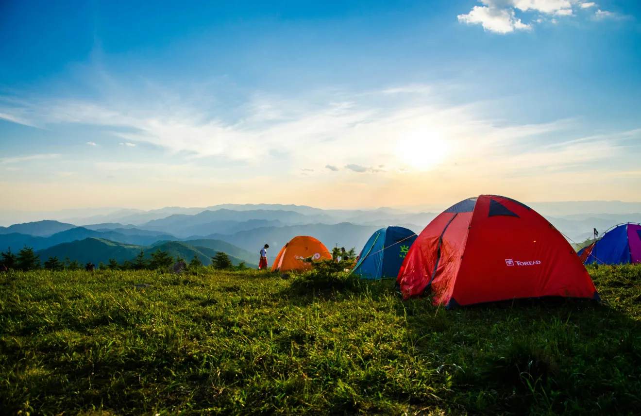 Foto de barracas de acampamento com vista para montanhas