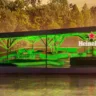 Banner destaca o Heineken Floating Bar em Curitiba