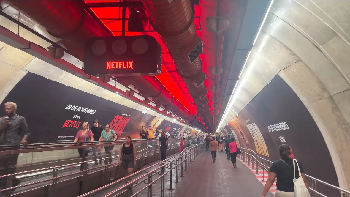 Túnel do metrô está decorado com outdoors da série Senna, da Netflix, e um semáforo