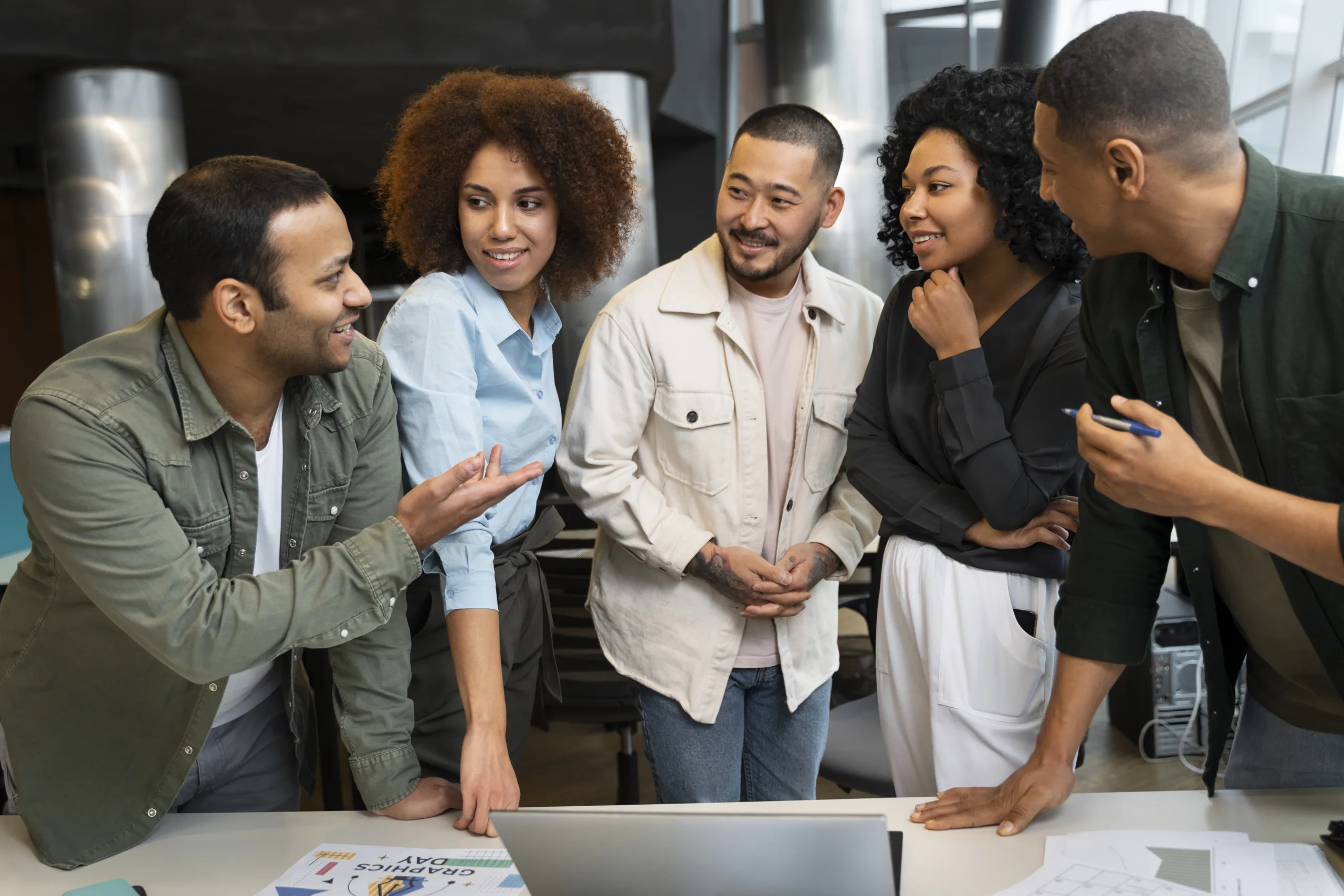 Imagem mostra pessoas em um ambiente de trabalho, representando a diversidade nas empresas