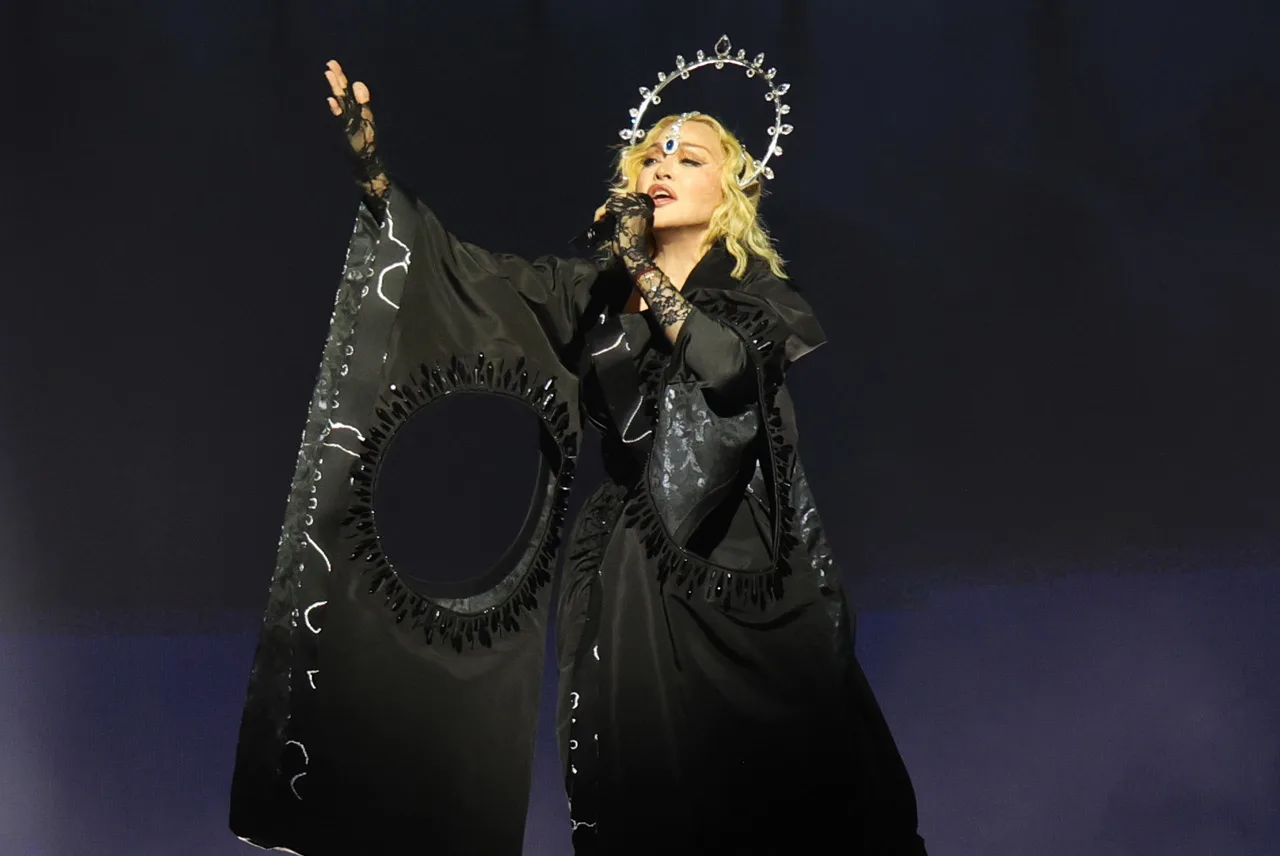 Imagem da cantora Madonna, durante show na Praia de Copacabana