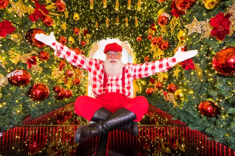 Imagem de decorações natalinas feitas em shoppings de SP e RJ