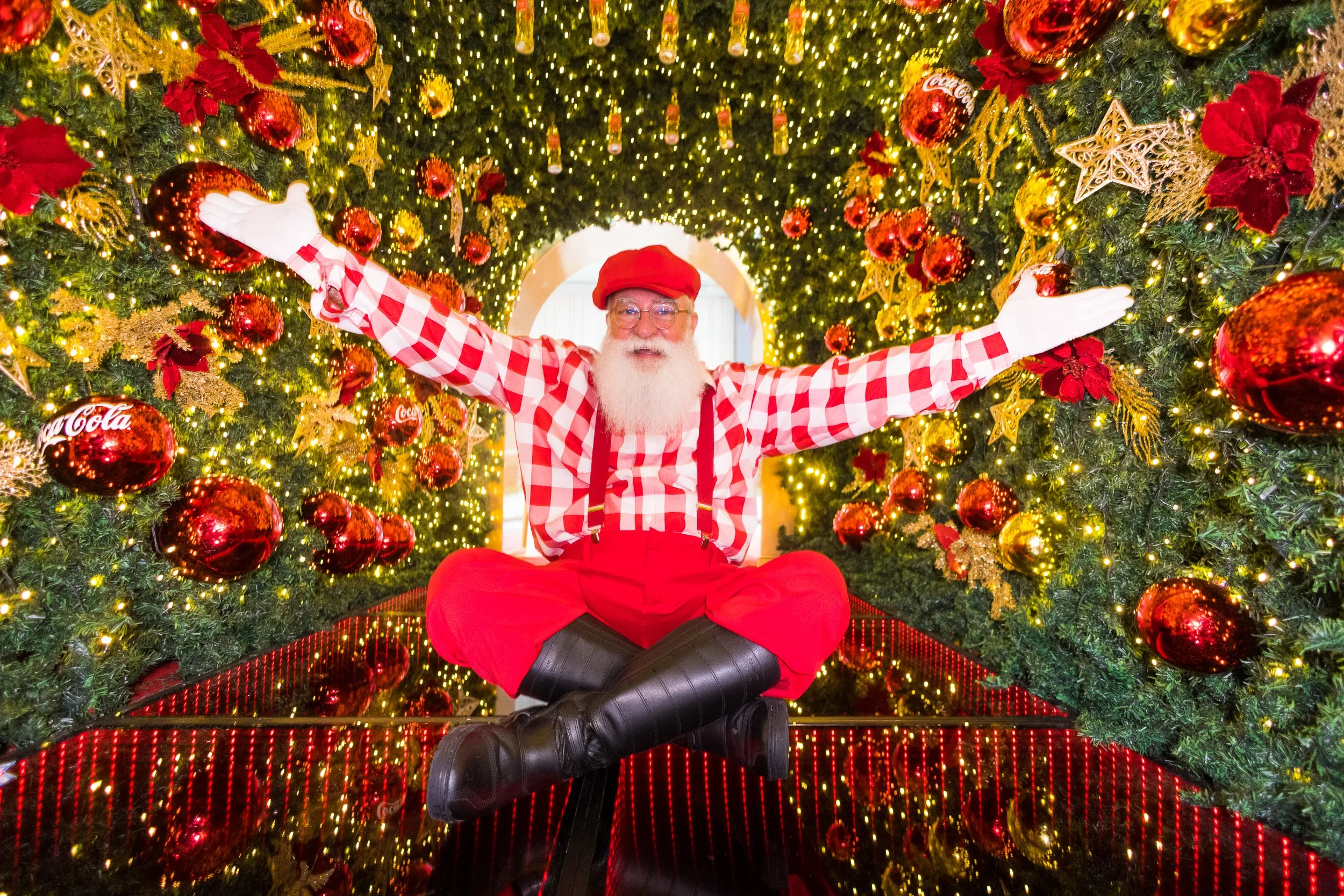 Imagem de decorações natalinas feitas em shoppings de SP e RJ