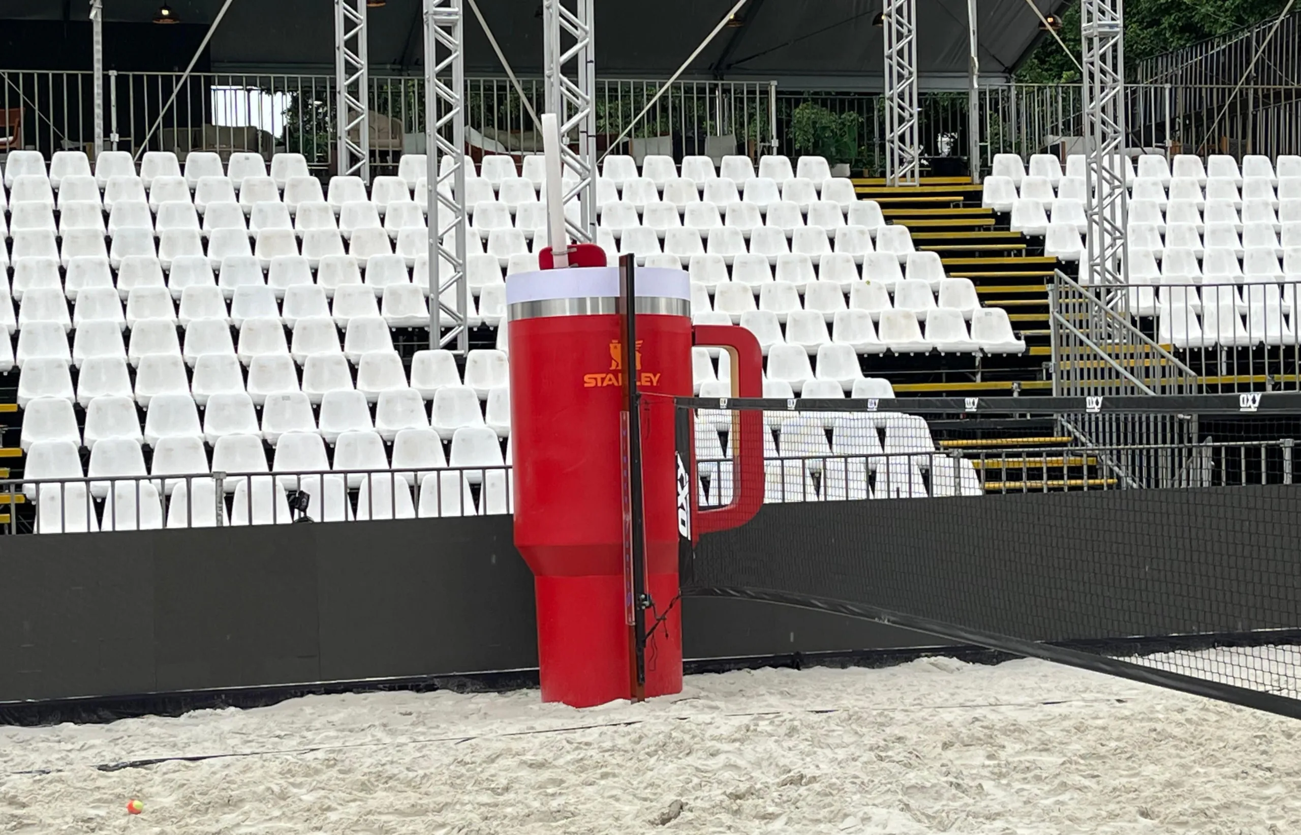 Copo gigante da Stanley em torneio de beach tennis