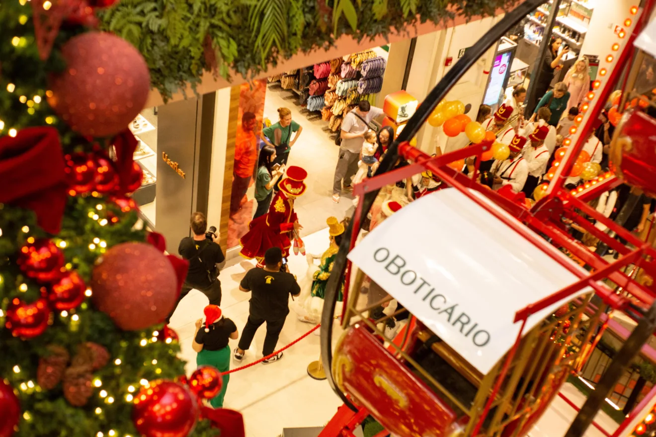 Imagem de decorações natalinas feitas em shoppings de SP e RJ