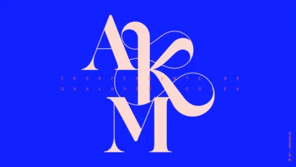 Novo logotipo da agência AKM, aplicado sobre um fundo azul