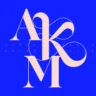 Novo logotipo da agência AKM, aplicado sobre um fundo azul