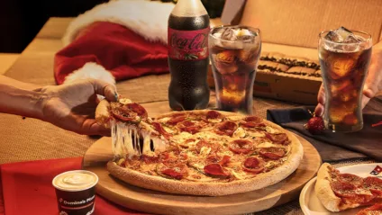 Imagem mostra combo natalino criado por Coca-Cola e Domino's Pizza