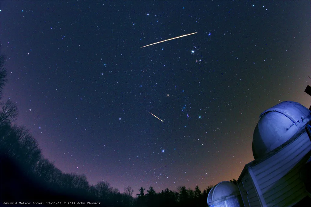 Imagem mostra Chuva de Meteoros Geminídeas, em 2012