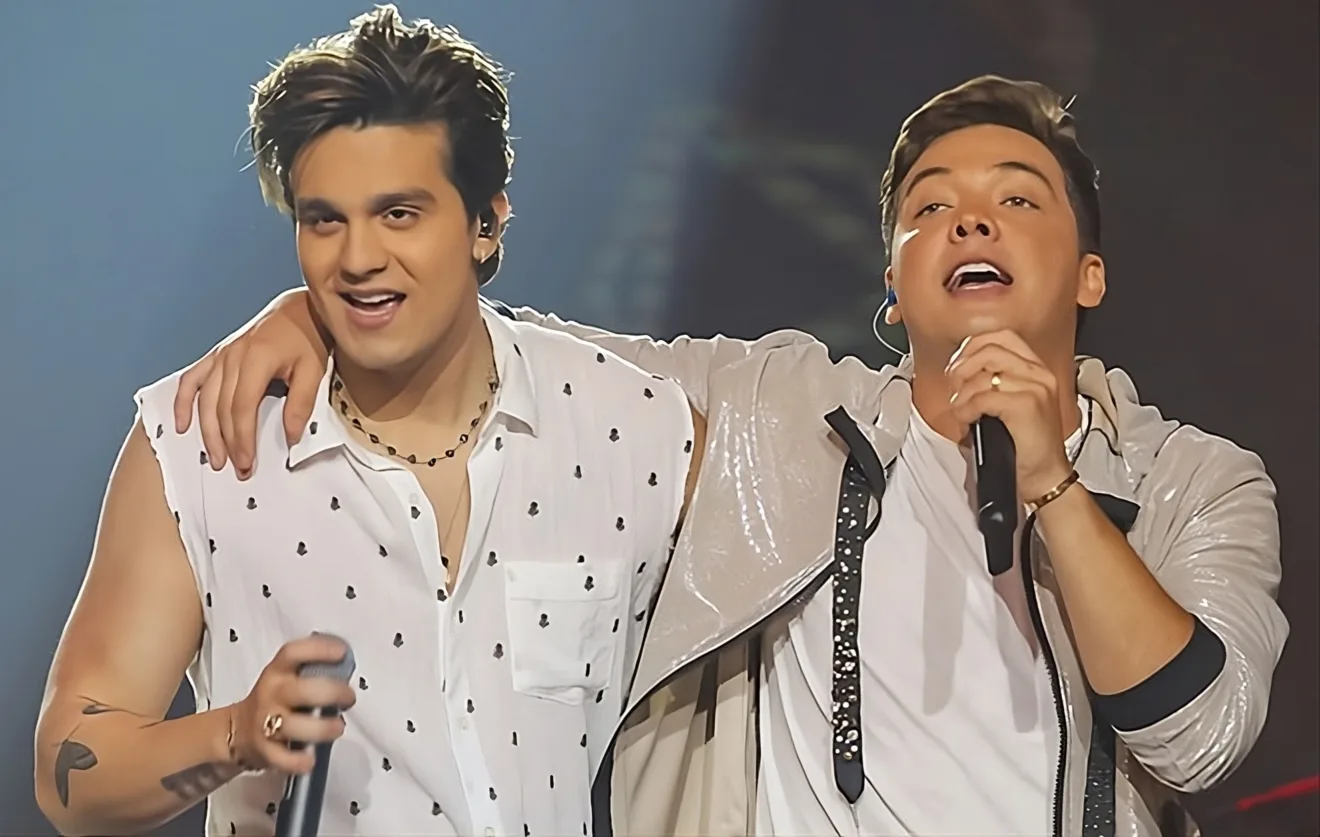 Imagem dos cantores Wesley Safadão e Luan Santana, durante show conjunto na Praia de Copacabana