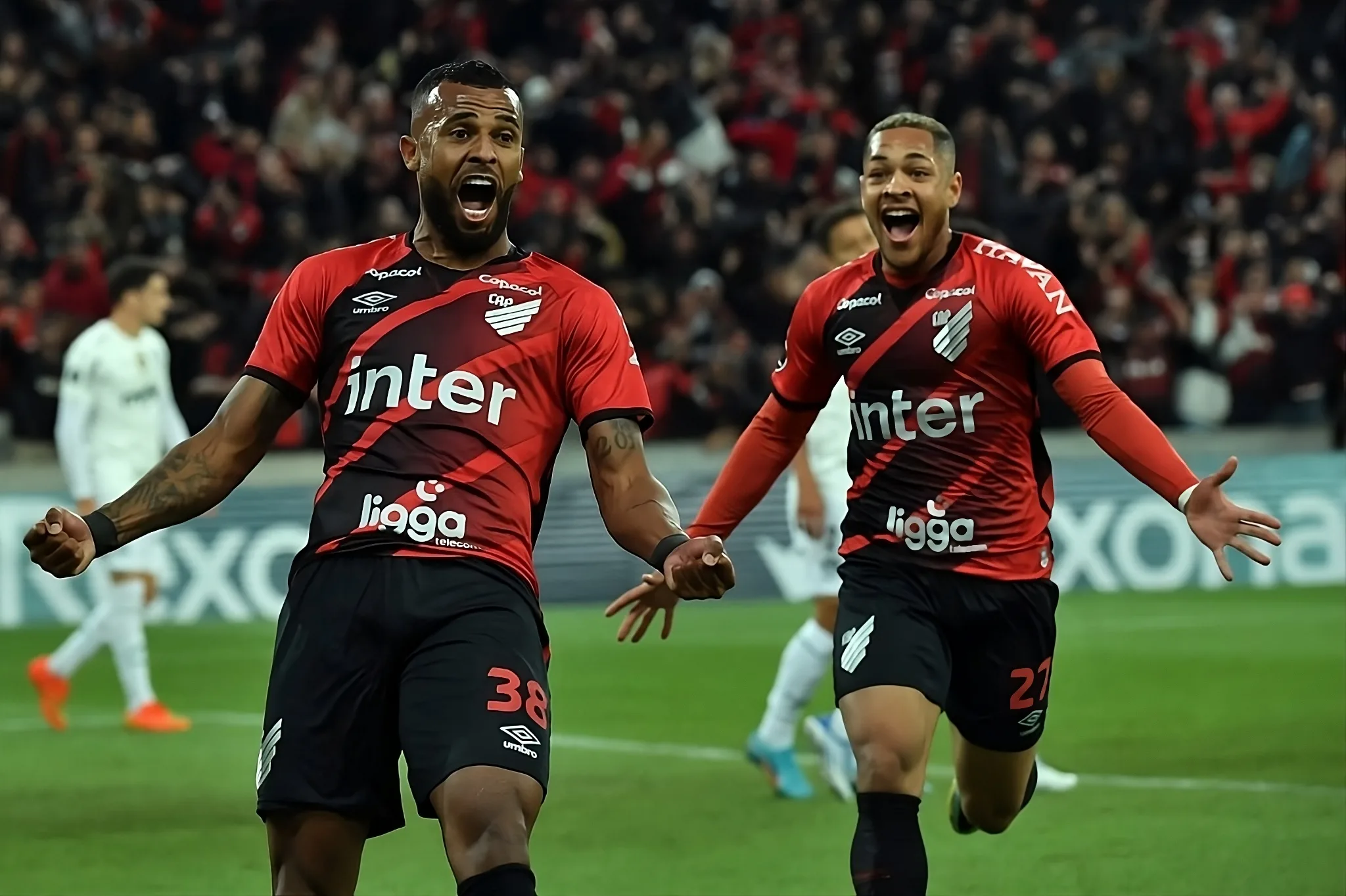 Imagem mostra camiseta do Athlético Paranaense com patrocínio do Inter