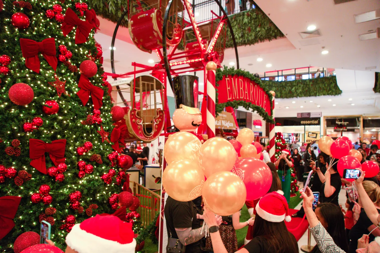 Imagem de decorações natalinas feitas em shoppings de SP e RJ