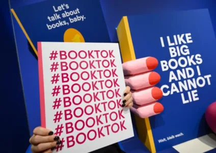 Imagem mostra um livro cuja capa diz "#BOOKTOK"