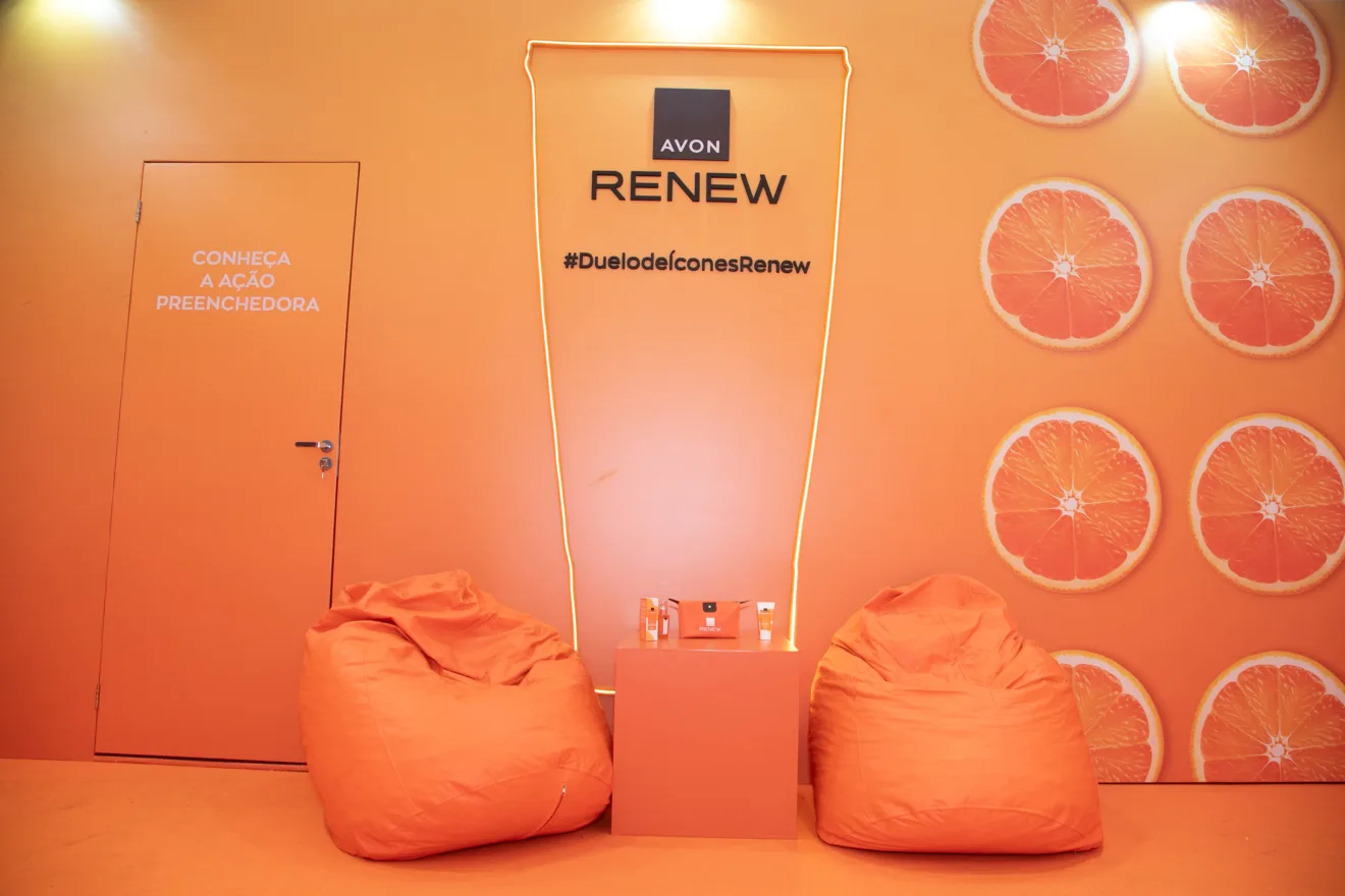 Ativação Avon Renew em Salvador conta com um espaço de cor laranja com pufes para descanso