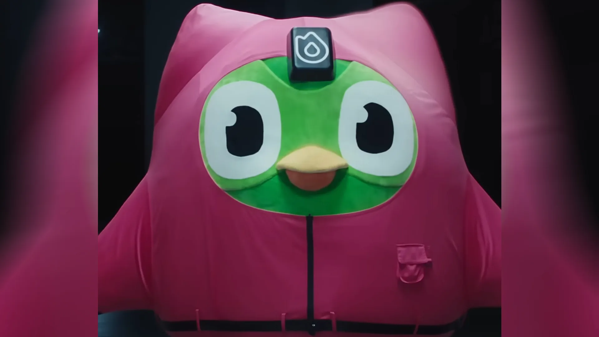 Imagem da coruja mascote do Duoling, uniformizada com a roupa da série Round 6