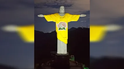 Imagem mostra projeção do Cristo Redentor, feita pelos Correios