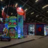 A imagem mostra a frente do estande da Mattel no CCXP 2024, que possui um portão de dragão