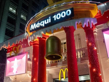 Imagem de decoração do Méqui 1000, como parte de campanha de Natal entre McDonald's e Coca-Cola