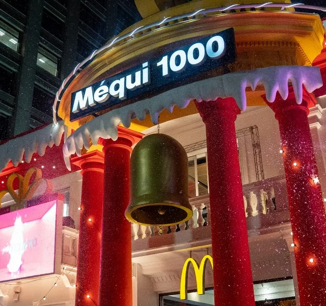 Imagem de decoração do Méqui 1000, como parte de campanha de Natal entre McDonald's e Coca-Cola