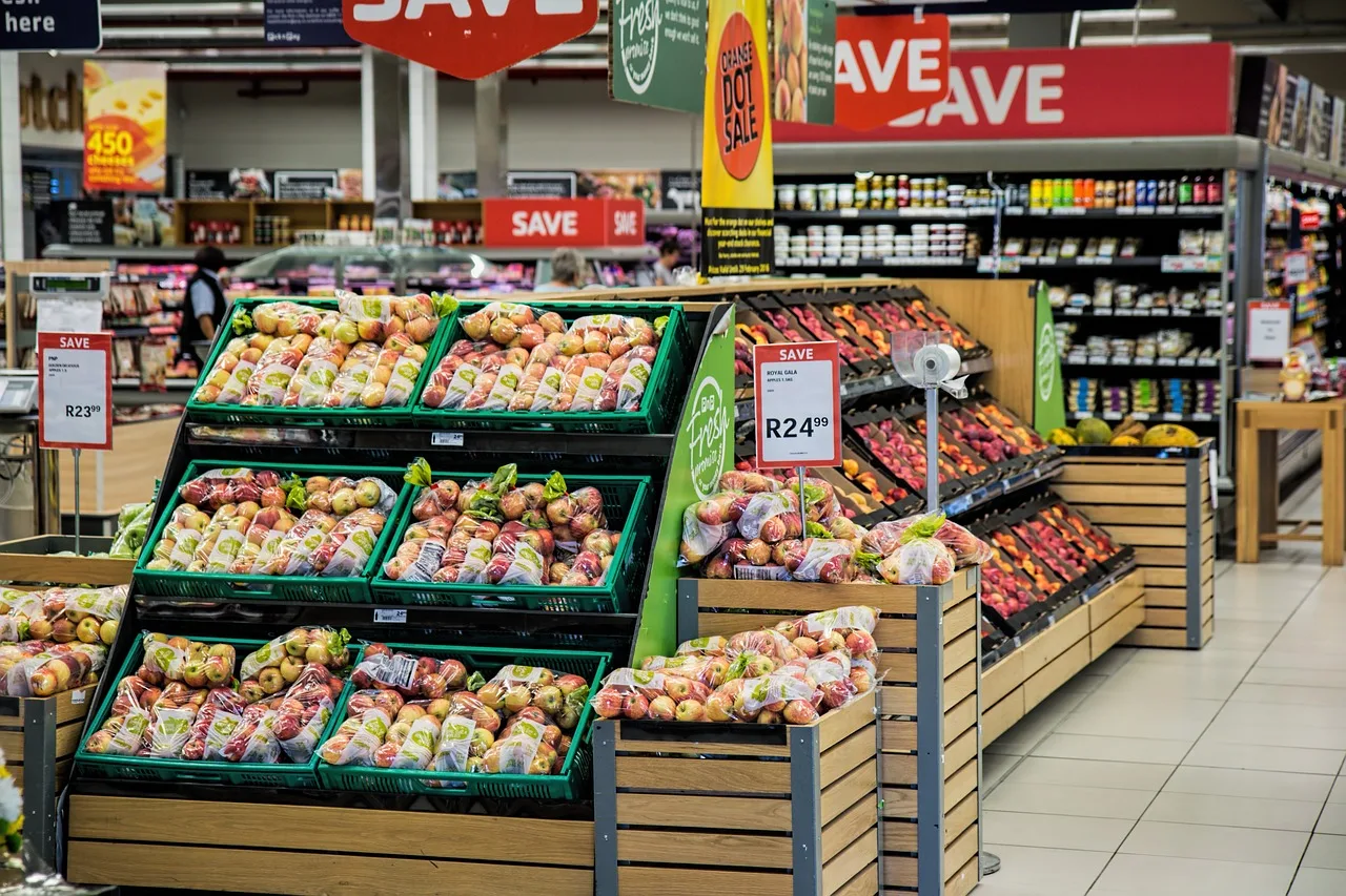 Foto mostra um supermercado, na seção de verduras e legumes